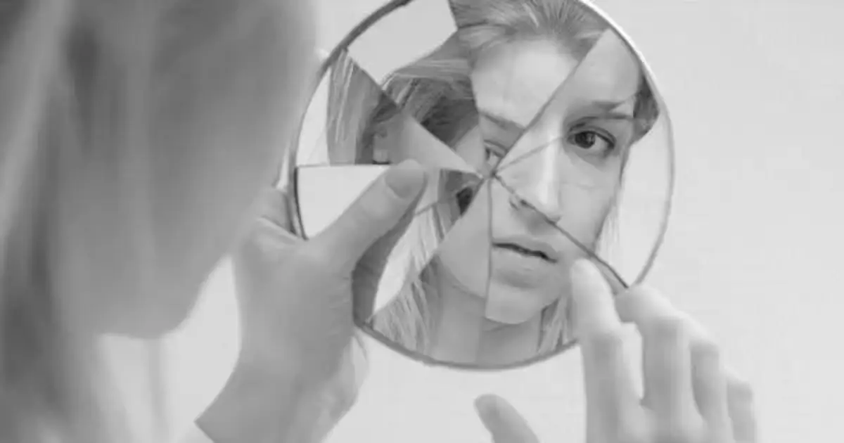 traumatisme complexe, illustration en noir et blanc